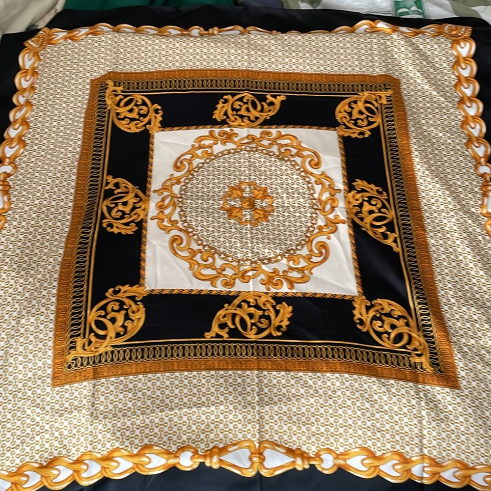Beautiful Set of 3 Polyester Scarfs and 1 Silk Scarf. - Picture 5 of 16